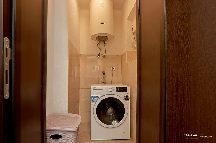 Kostanjica'da 610 m² arsa ile 55 m², 1 odalı ev